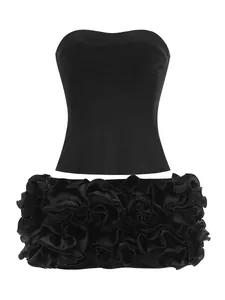 Elegante abito a fascia nero con un voluminoso orlo a balze floreali per le feste