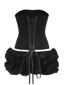 Vista posteriore dettagliata di un abito a corsetto nero senza spalline con gonna 3D