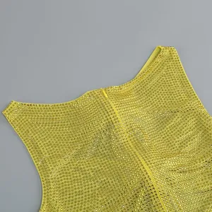 Detailansicht der gelben Strasssteine auf einem luxuriösen Abendkleid mit Reißverschluss
