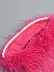 Primer plano detallado de las lujosas plumas de avestruz rosa y lentejuelas brillantes