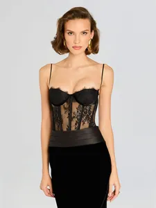Detailansicht eines schwarzen Spitzenkleides mit sexy Cut-outs und schmaler Passform.
