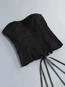 Dettaglio del corpetto nero a corsetto con lacci in nastro e scollo a cuore