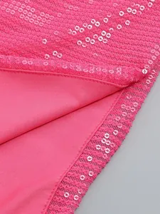 Detalle de primer plano de la tela de lentejuelas rosa y el forro de un vestido