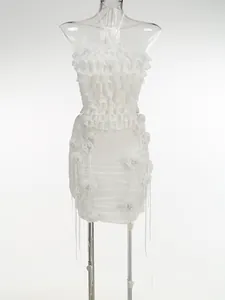 Detalle del conjunto de dos piezas blanco con top halter de volantes y minifalda floral