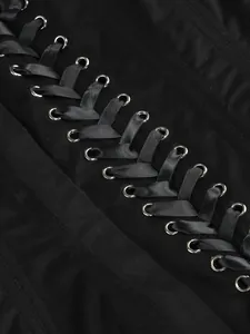 Primo piano dell'allacciatura a corsetto nera con occhielli argentati e nastri