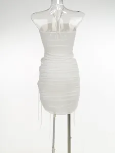 Vista trasera detallada de un sexy vestido corto blanco con cuello halter y fruncido en maniquí