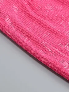Primer plano de la textura de tela con lentejuelas rosa intenso para vestido elegante