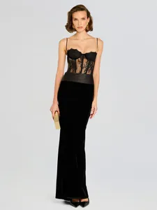 Elegantes Damen-Abendkleid mit schwarzem Spitzenkorsett und langem Rock aus Samt