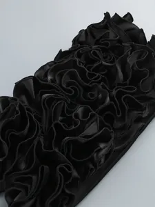 Macro di volant floreali 3D neri su un elegante abito da sera aderente e sexy
