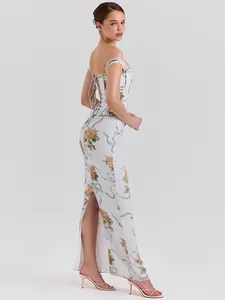 Vue latérale d'une robe longue fleurie avec fente haute et dos lacé style corset
