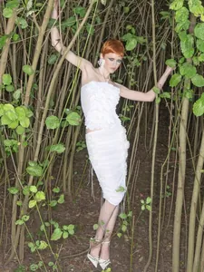 Elegante conjunto blanco de top halter con volantes y falda midi floral en bosque