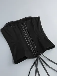 Dettaglio di un corsetto nero stringato con occhielli d'argento e lunghi nastri di raso