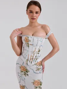 Détail d'une robe corset à imprimé floral blanc avec baleines et bordure en dentelle