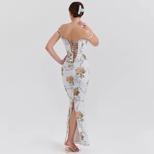 Vue arrière d'une robe longue à fleurs avec corset lacé et fente sexy au dos