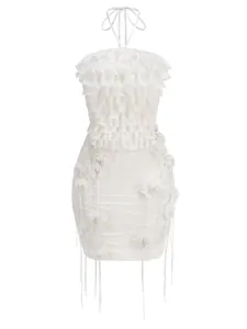 Vista detallada de un elegante conjunto blanco de top con volantes y falda con flores