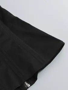 Vista dettagliata di un abito nero aderente con chiusura a zip metallica e cuciture