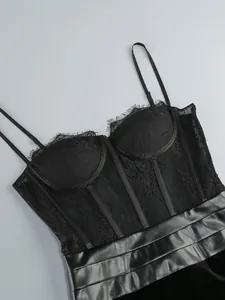 Detailansicht eines sexy schwarzen Spitzenkleides mit PU-Lederbesatz und Spaghettiträgern.