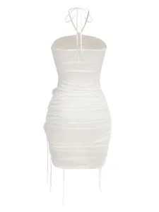 Vista trasera de un elegante conjunto de dos piezas vestido mini bodycon en malla blanca