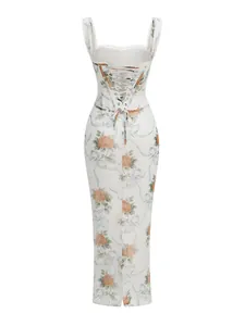 Vue arrière d'une robe maxi à fleurs blanches avec motif de roses et laçage corset