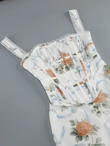 Vue détaillée d'une robe fleurie avec corsage corset et bretelles en dentelle