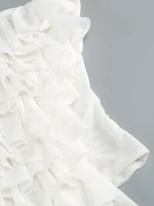 Primer plano detallado de los volantes de malla blanca de un sexy vestido de fiesta