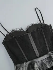 Detailaufnahme der feinen Spitze und Kunstlederstruktur dieses sexy schwarzen Kleides