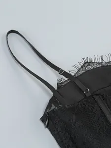 Detailansicht eines schwarzen Spitzen-Cami-Kleides mit verstellbaren Trägern und Wimpernspitze