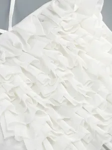 Detalle de volantes de malla blanca en capas de un vestido ajustado sexy y elegante.