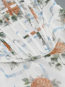 Vue détaillée d'un corsage à fleurs avec des motifs de roses et de rubans élégants