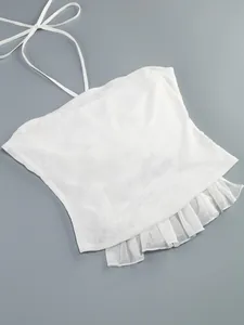 Vista detallada de cerca de un top corto halter blanco con elegante dobladillo volante