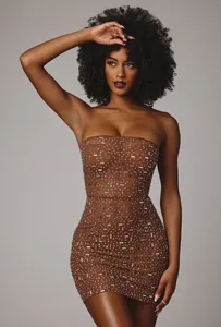 Vestito a tubino marrone in rete sexy con ricche decorazioni in strass argento