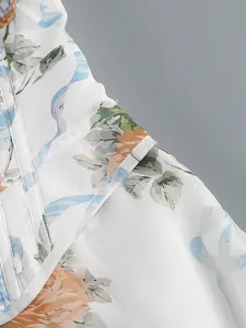 Gros plan détaillé du tissu à fleurs et des coutures d'une robe blanche à bretelles