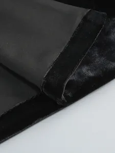 Detailansicht der schwarzen Samtkleid-Stofftextur und der professionellen Näharbeit