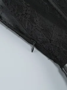Nahaufnahme des versteckten Reißverschlusses und der feinen Spitze an diesem schwarzen Kleid