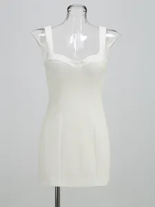 Close-up van een elegante witte mini-jurk met parels voor feestjes en chique avondevenementen