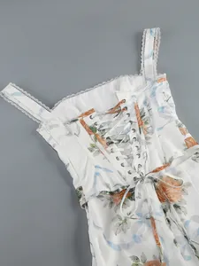 Détail d'une robe à imprimé fleuri avec dos à lacets style corset et fines dentelles