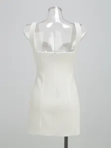 Gedetailleerd achteraanzicht van een elegante witte bodycon mini-jurk met luxe parelversiering.