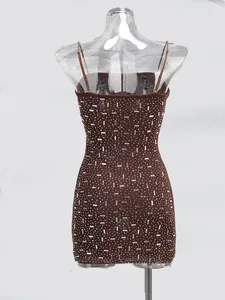 Abito corto marrone attillato con strass e spalline sottili per feste e abbigliamento club.