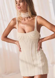 Elegante, met parels versierde nauwsluitende bodycon-jurk met bijpassende parelketting.