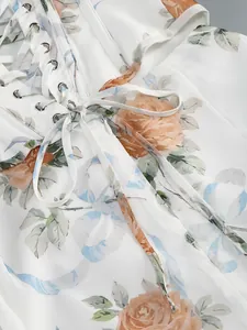 Vue détaillée de l'avant lacé et de l'imprimé floral de cette robe longue élégante
