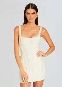 Elegante witte mini-jurk met parels en zeer verfijnde details van parelversiering