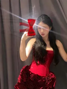 Elegante abito da sera rosso a due pezzi con fiori 3D per feste ed eventi glamour
