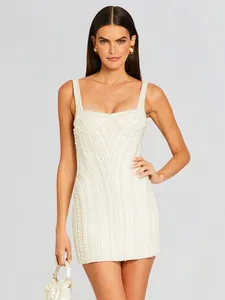Witte mini bodycon jurk met parels over het hele oppervlak en een vierkante hals.