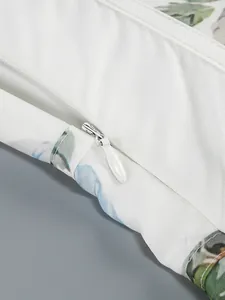 Vue détaillée d'une robe fleurie blanche avec fermeture à glissière invisible élégante