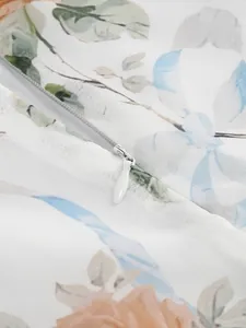 Vue macro détaillée de la fermeture éclair invisible sur robe d'été à fleurs