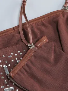 Dettaglio ravvicinato di un sexy abito in rete marrone con decorazioni in strass brillanti