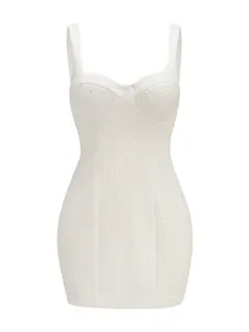 Elegante witte mouwloze bodycon jurk met ingewikkelde kralendetails en een mini-lengte.