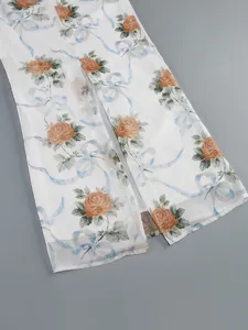 Vue détaillée de la fente haute et de l'imprimé floral de roses sur robe en maille