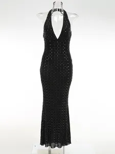 Robe de soirée dos nu noire sophistiquée avec un motif de strass scintillants.