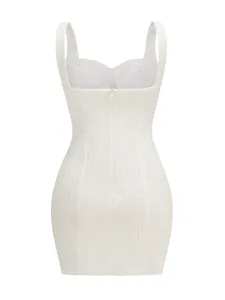 Achteraanzicht van witte bodycon mini-jurk met elegante parelversieringen